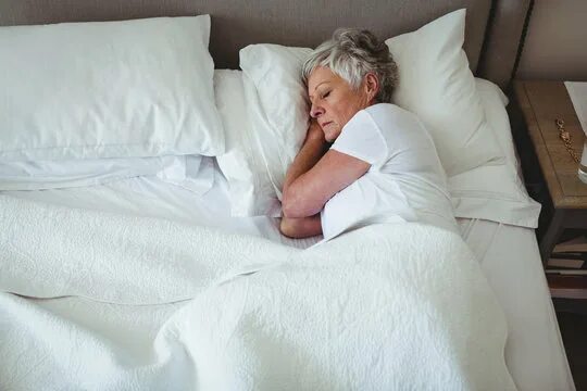 Пожилые женщины на кровати фото Old Person Sleeping Зображення - огляд 34,940 Стокові фото, векторні зображення 