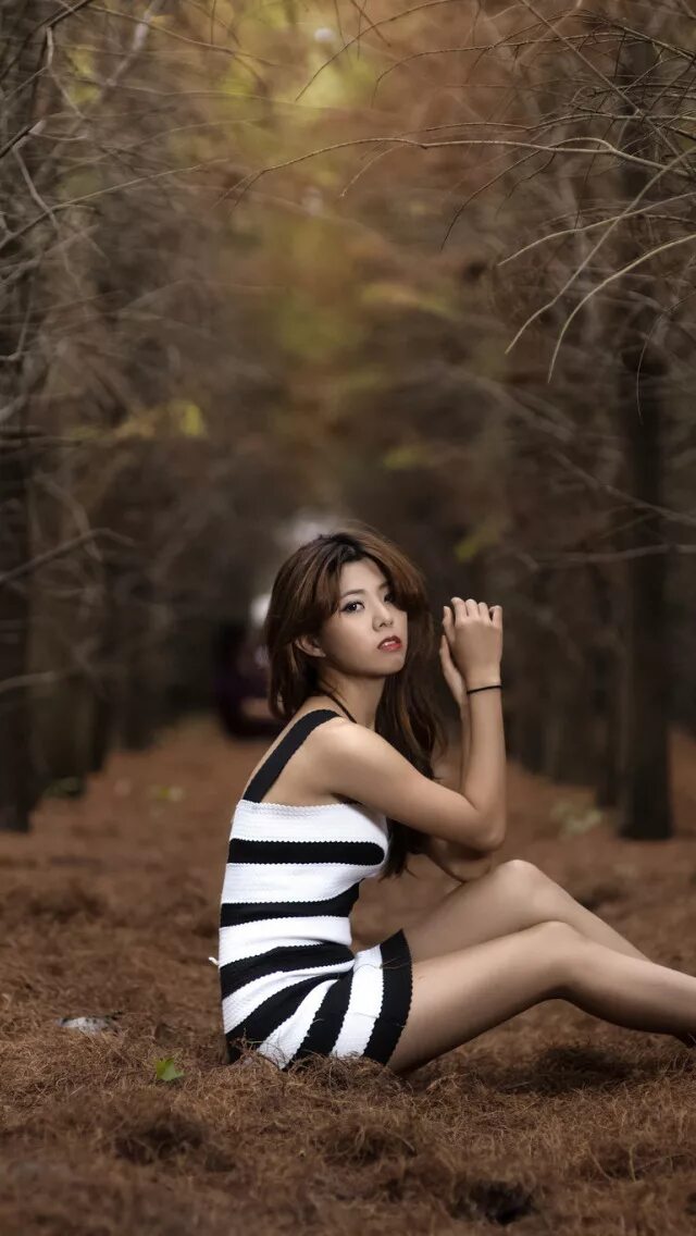 Позирует в лесу фото Download wallpaper forest, girl, pose, section mood in resolution 640x1136