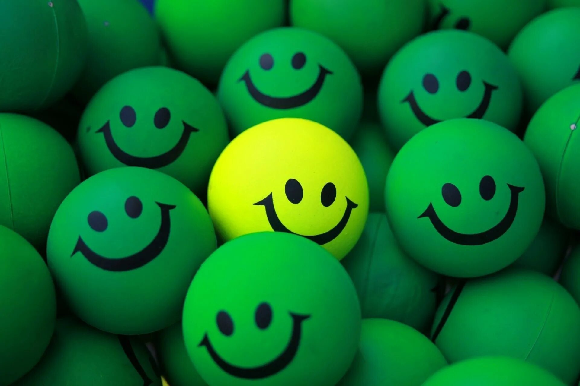 Позитивные картинки для ватсап Wallpaper : green, yellow, blue, balls, ball, color, smile 1921x1280 - CoolWallp