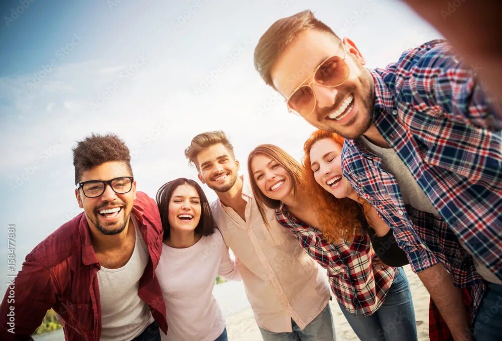 Позитивные люди картинки Group of young people having fun outdoors on the beach Фотографія Stock Adobe St