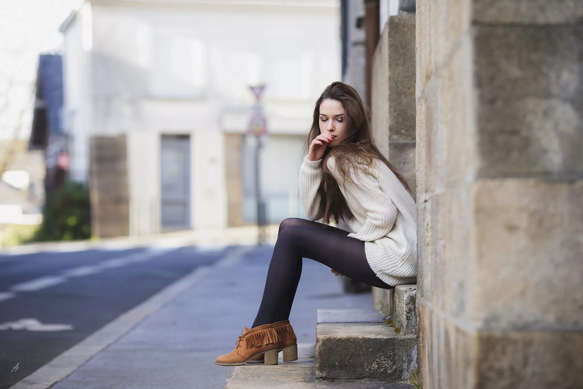 Позы для фото девушки на улице Wallpaper : women, model, depth of field, street, long hair, brunette, legs, sit