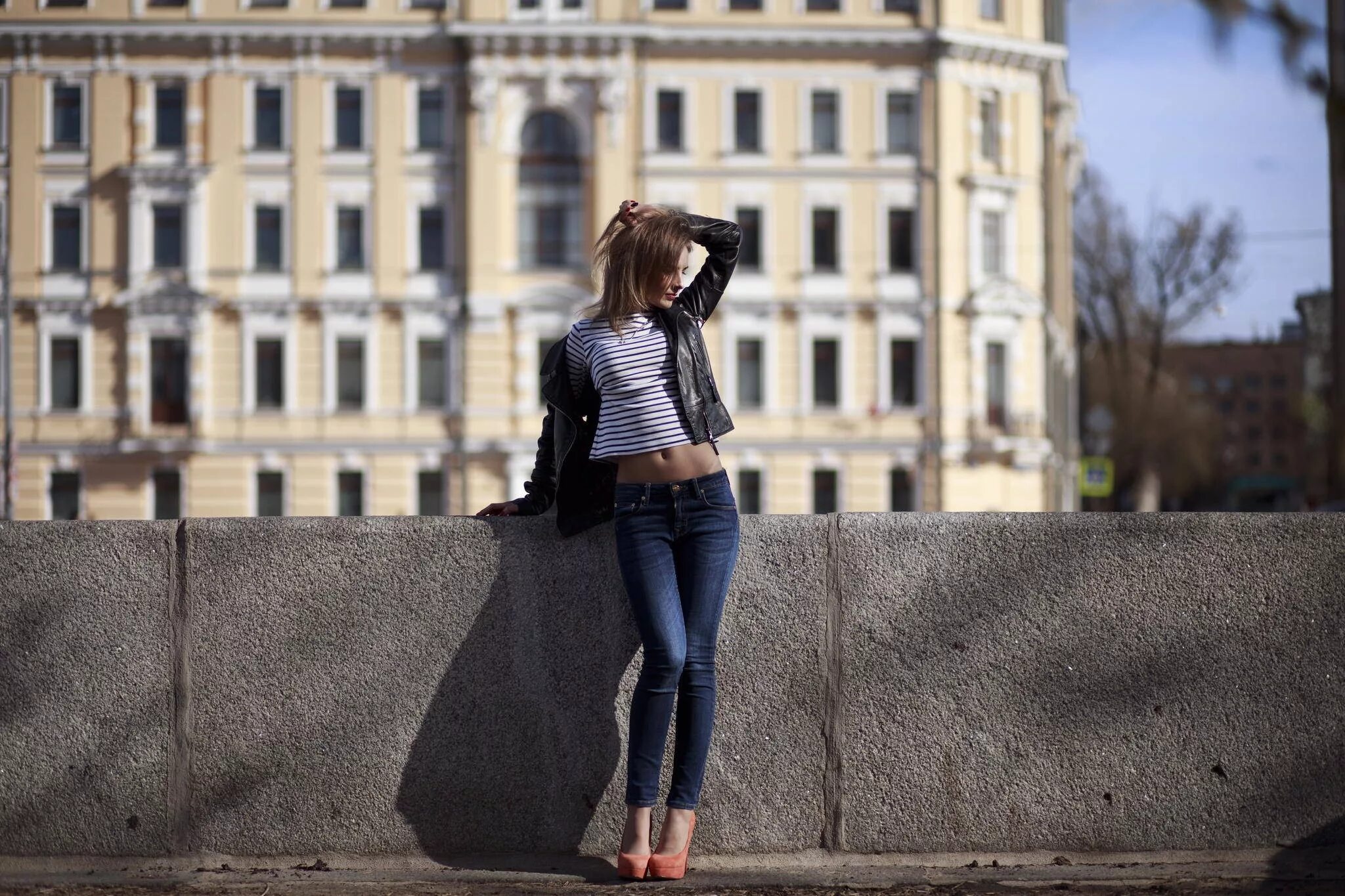 Позы для фото девушки на улице Wallpaper : black, women, model, city, street, high heels, jeans, hands in hair,