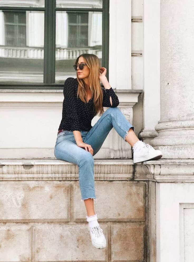 Позы для фото девушки на улице летом Lässiges Outfit mit einer Jeans von Topshop und weißen Superga flatform Sneakers