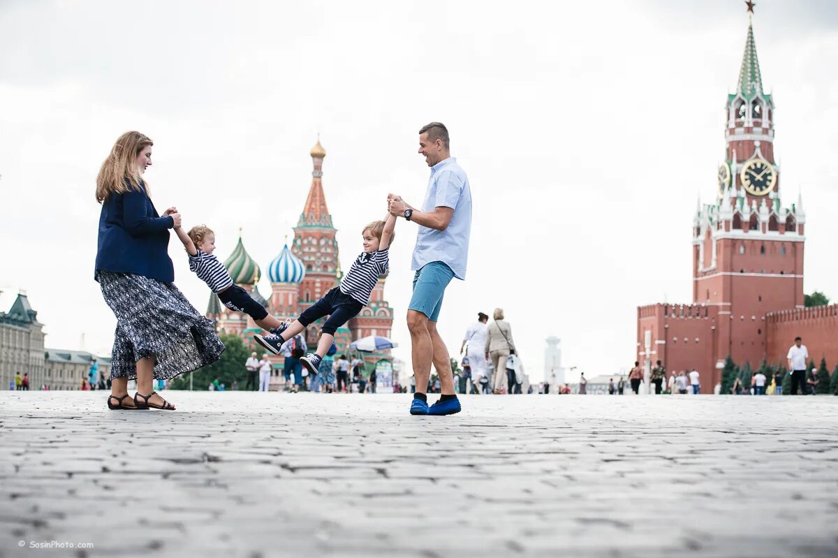 Позы для фото на красной площади Семейный уикенд в Москве. Для родителей с детьми в номере DBL GetinRussia - цены