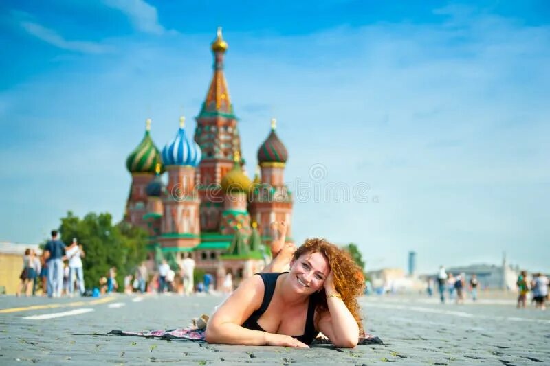 Позы для фото на красной площади Happy Young Woman Lying on Red Square Stock Image - Image of famous, capital: 27