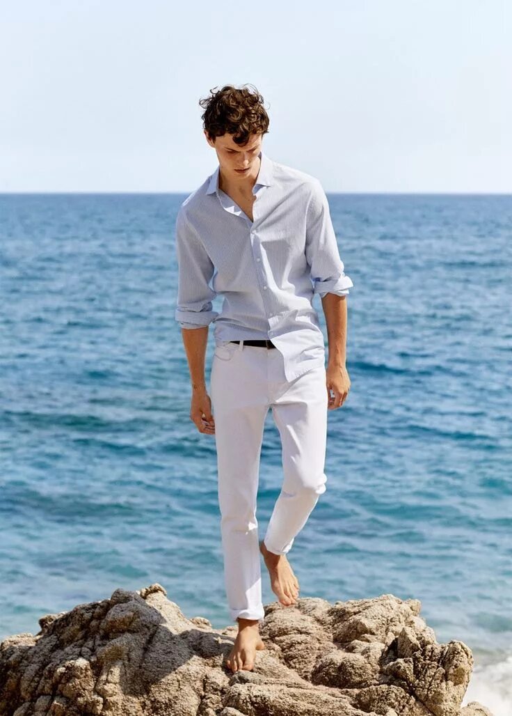 Позы для фото на море для мужчин Mango Man Summer 2019 Beach Style Beach outfit men, Beach fashion shoot, Men pho