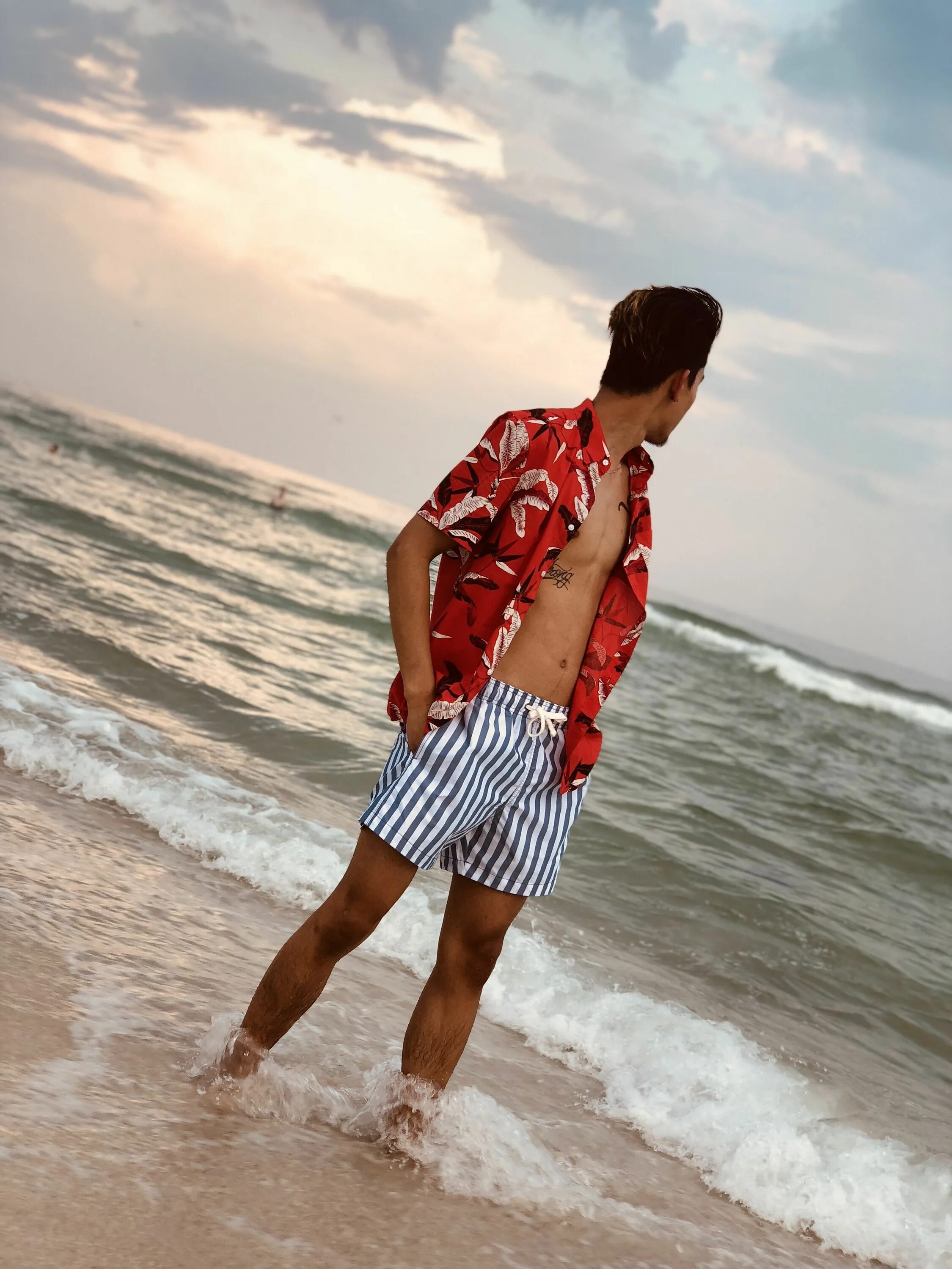 Позы для фото на море для мужчин #MenFashion #HM Summer outfits men, Beach photography poses, Mens outfits