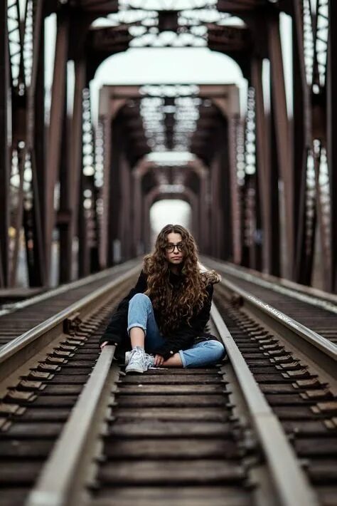 Позы для фото на мосту 10 популярных идей на тему "train pose" для вдохновения