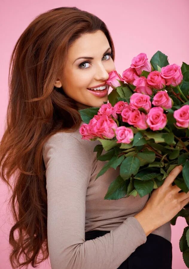 Позы для фото с букетом Laughing Romantic Woman with Roses Stock Photo - Image of romance, brunette: 287