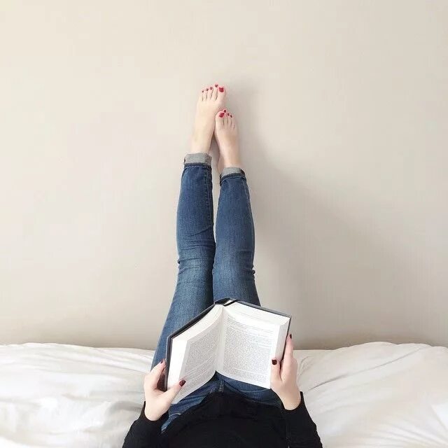 Позы для фото с книгой Emma Loughridge on Instagram: "Jeans I can lay around and read in? Winner in my 