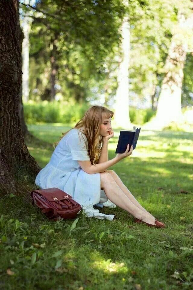 Позы для фото с книгой Pin by Rita Leydon on Springtime Photography poses, Woman reading, Photo