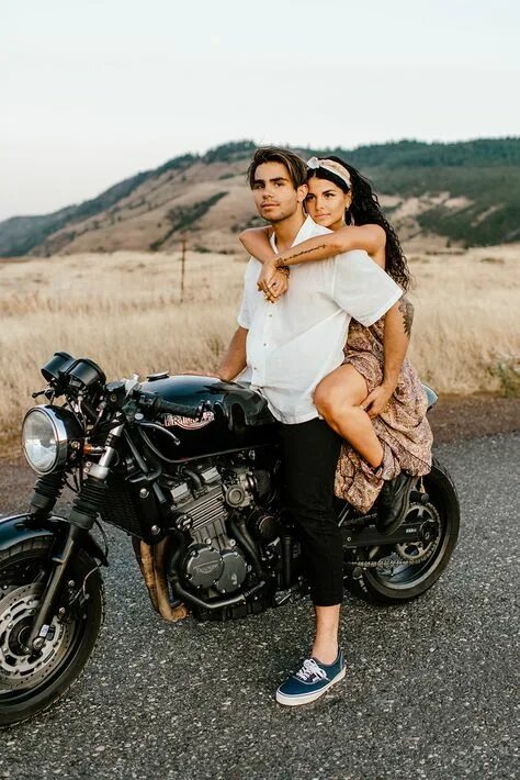 Позы для фото с мотоциклом 10 популярных идей на тему "engagement photos motorcycle" для вдохновения