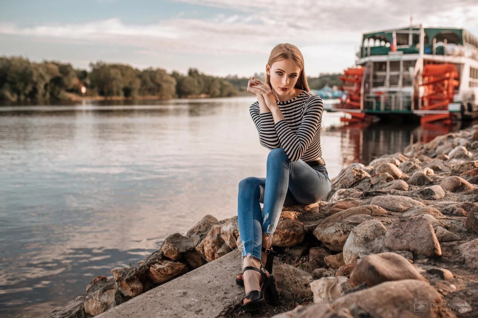 Позы для фото у реки Wallpaper : blonde, jeans, river, depth of field, portrait, sitting, women outdo