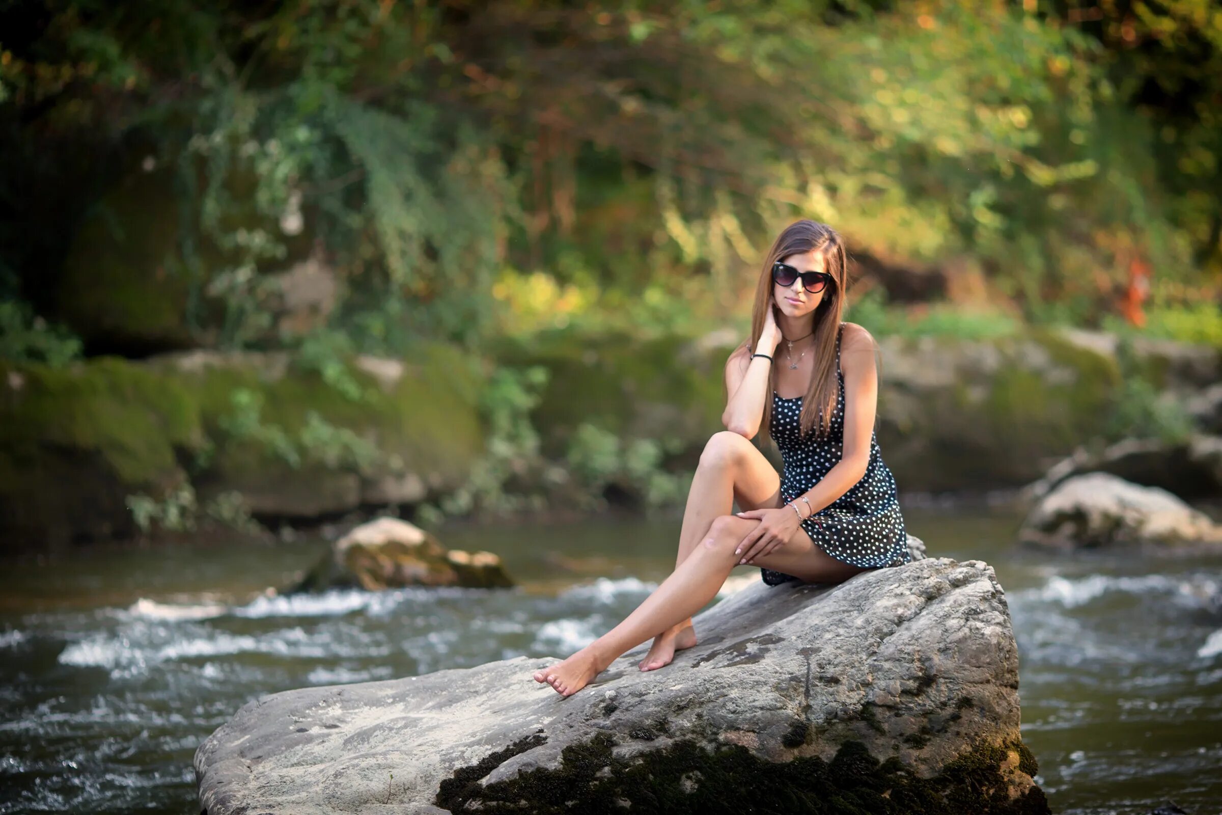 Позы для фото у реки Girl in dark glasses sits on stone on Riverside free image download