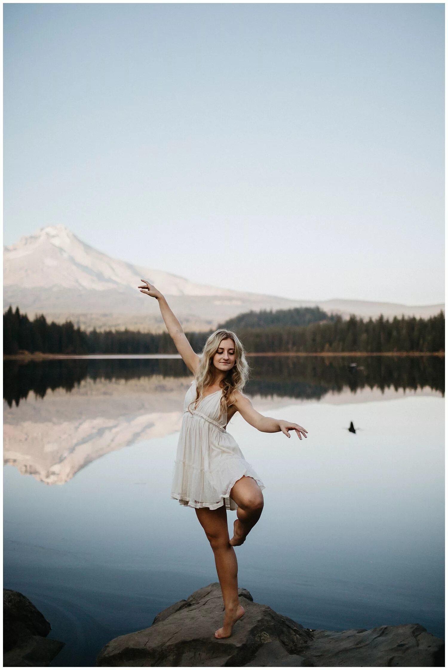 Позы для фото у реки Love this mountain view! Senior pictures at Trillium Lake in Oregon with Jasmine