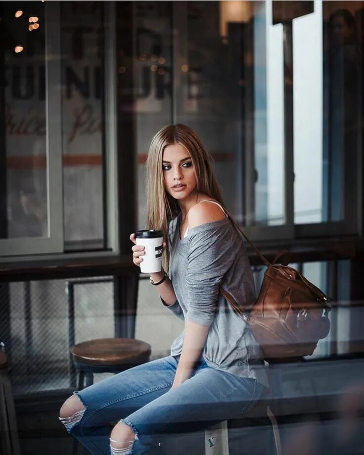 Позы для фото в кафе для девушек Shoutout to all our coffee addicts cheers! Photo by @dfreske Model: @marooshk. Ф