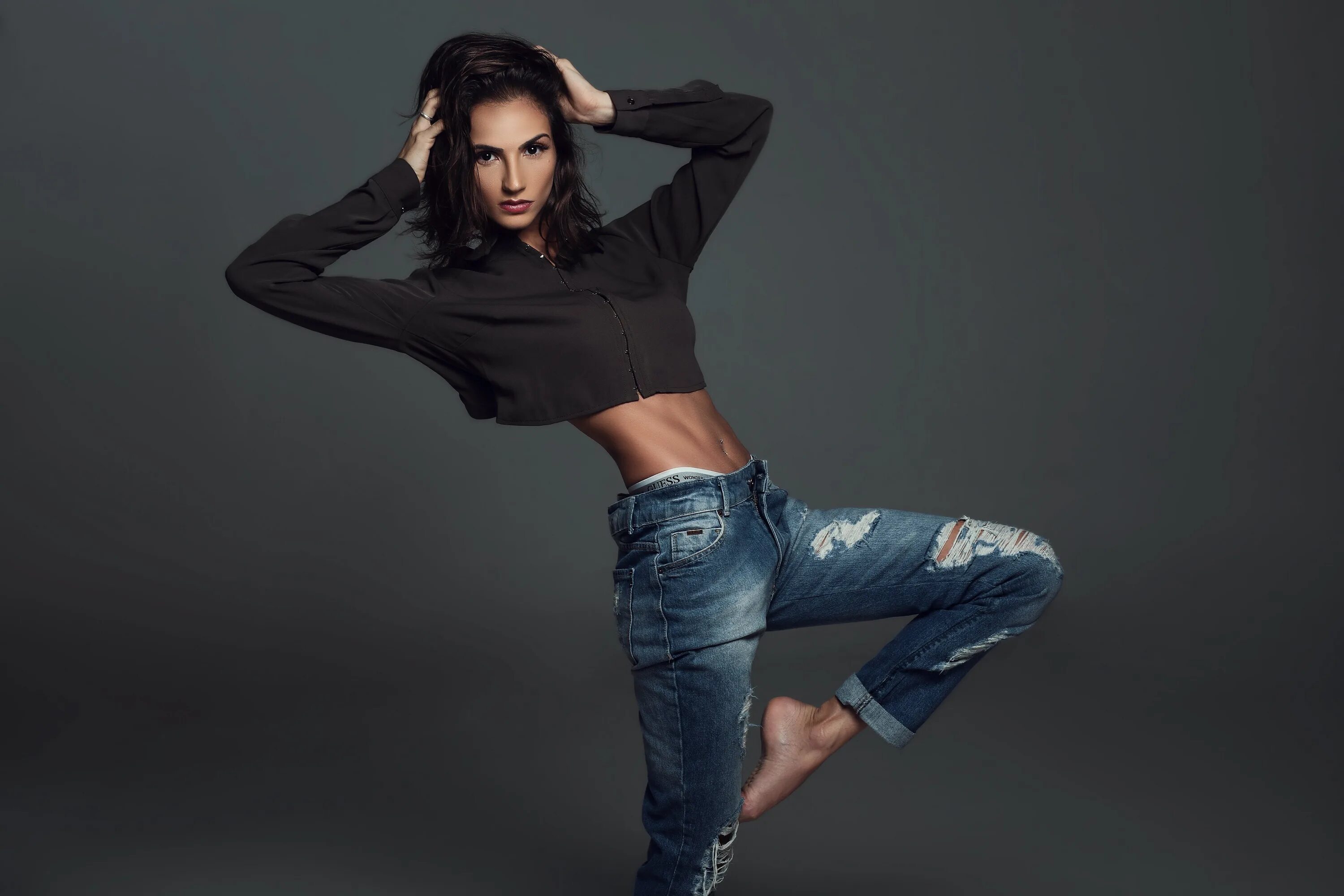 Позы для фото в студии Скачать обои girl, model, jeans, brunette, cute, раздел девушки в разрешении 547