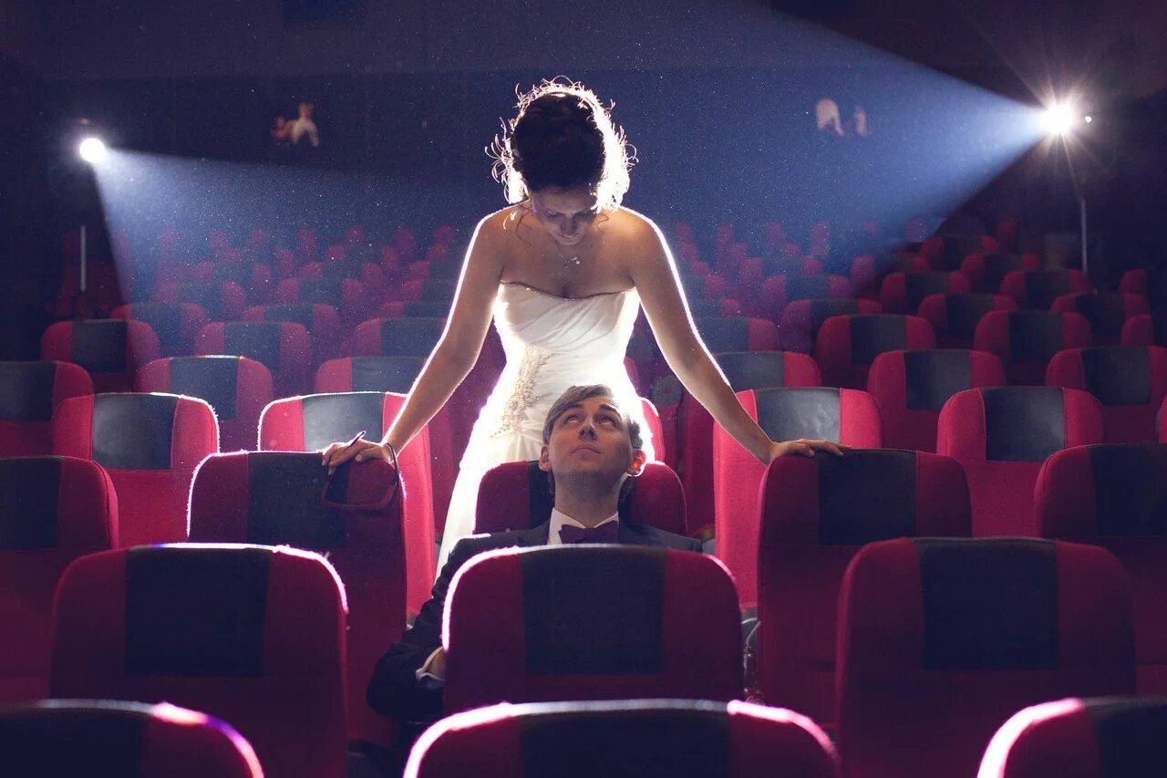 Позы для фото в театре Cinema wedding - creepy Cinema wedding, Relaxed wedding, Wedding