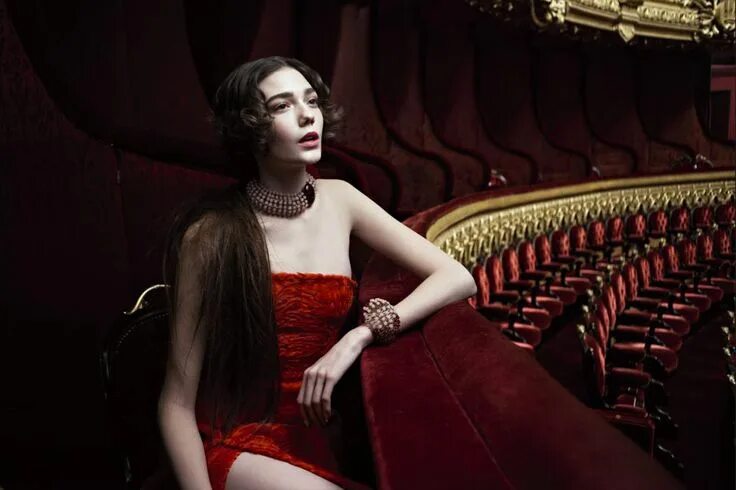 Позы для фото в театре Dior Fall/Winter 2013-2014 Ad Campaign Opéra garnier, Ad campaign, Fashion insta