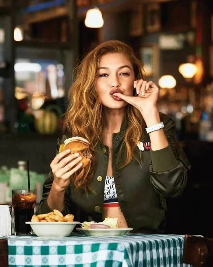 Позы для фото за столом Kreative Foto Idee Restaurant Location Inspiration Gigi hadid tommy, Gigi hadid,