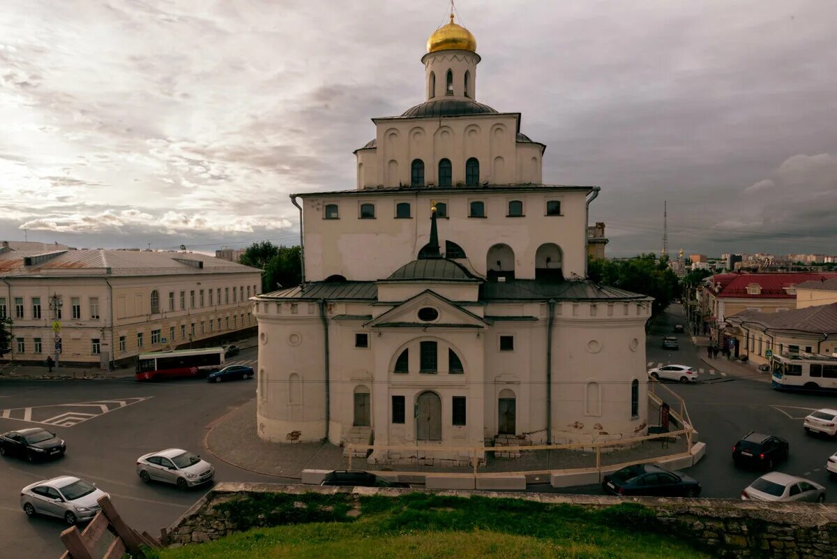 Пр владимир фото У Золотых ворот во Владимире перекрыли полосу движения из-за реставрации RuNews2