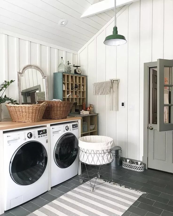 Прачечная дома интерьер Modern Farmhouse Laundry Room, vaulted ceiling with shiplap, vertical wainscotin