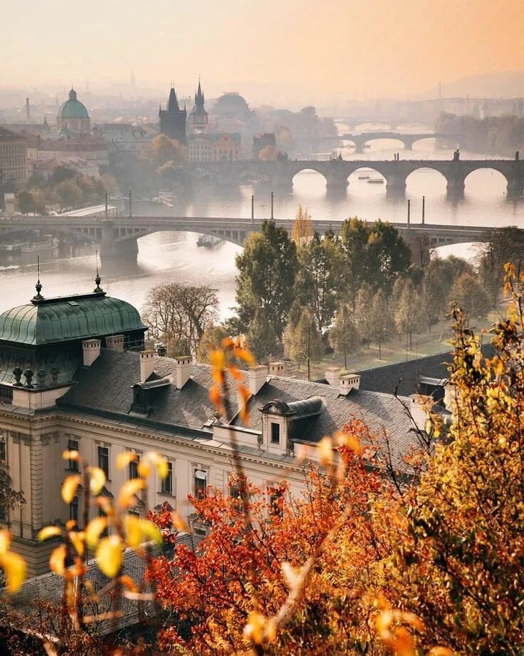 Прага осенью фото Visit Czechia on Instagram: "Fall is here, and leaves in Prague are staring to c