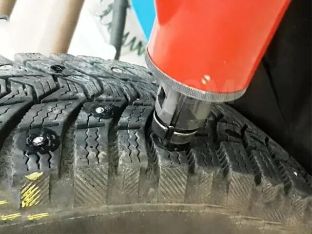 Правильная установка ремонтных шипов фото Дошиповка шин в Новосибирске, легковые автомобили, спецтехника