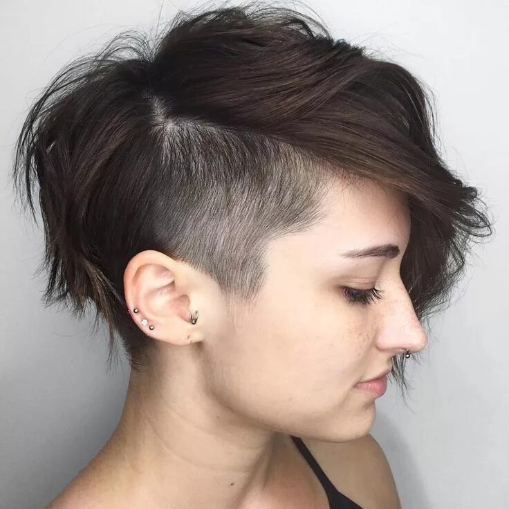 Правильная женская стрижка Long Choppy Pixie With Temple Undercut Thick hair styles, Short hair undercut, S