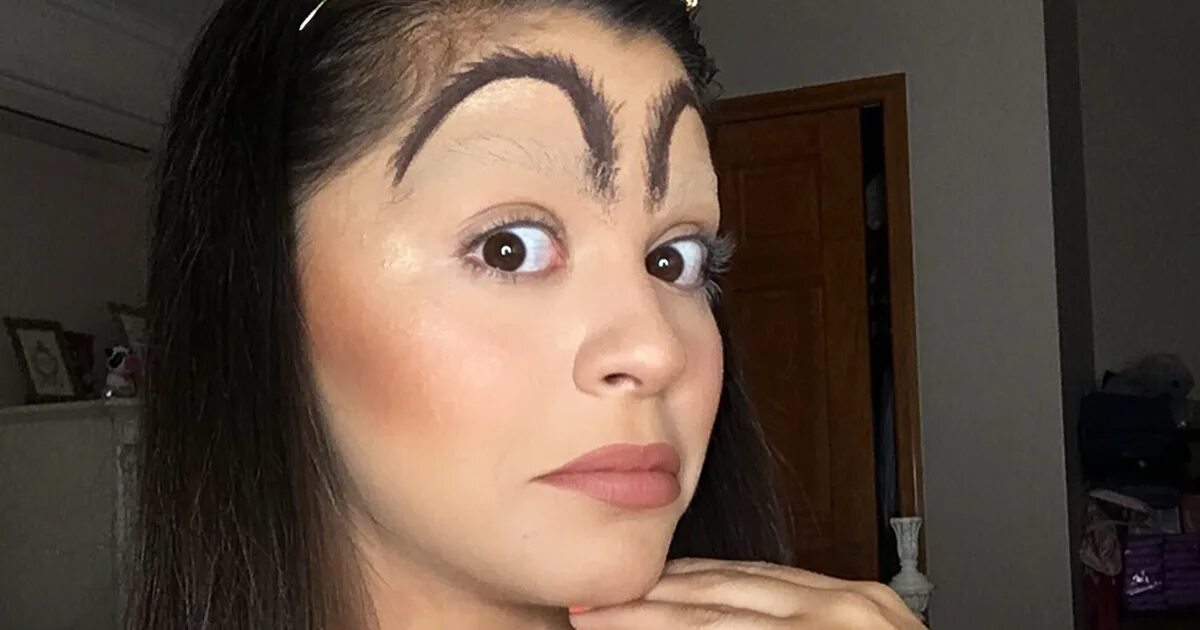 Правильно нарисованные брови фото Woman Trolls Weird Eyebrow Trends With McDonald’s Brows And The Internet Is Appl