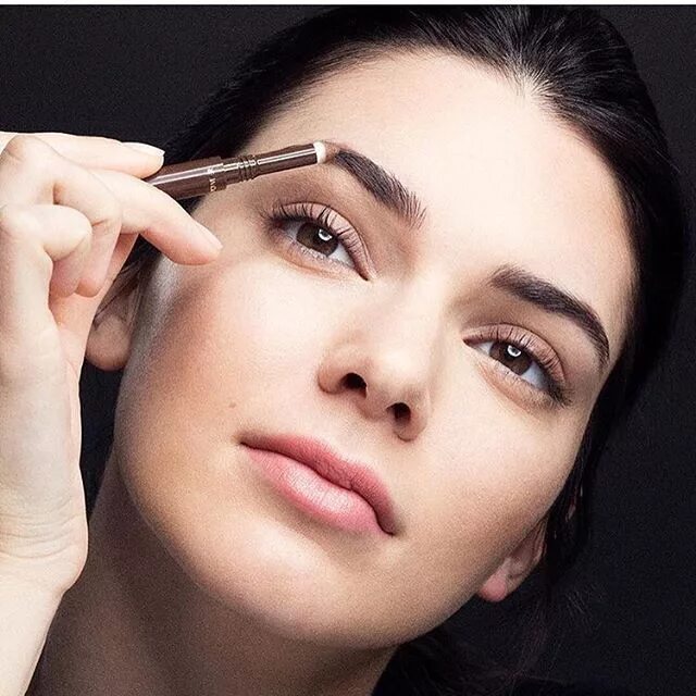 Правильно сделанные брови фото What's the secret to Kendall Jenner's brows? The Estée Lauder The Brow Multitask