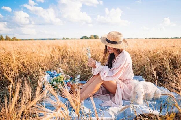 Правильное фото в поле Premium Photo Beautiful girl in wheat field with ripe wheat in hands