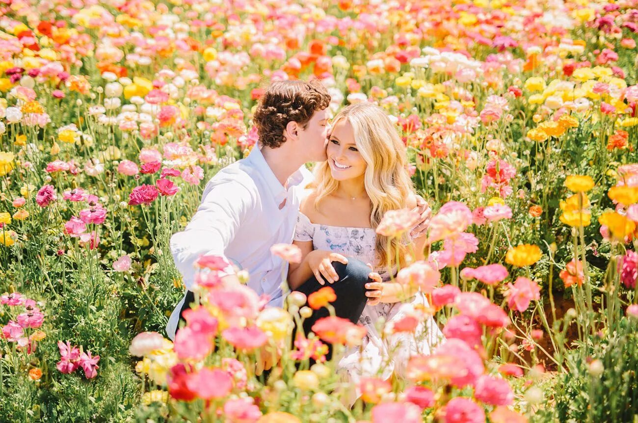 Правильное фото в цветах This Couple Captured Their Engagement Photos in a Flower Field of Ranunculus! Fi