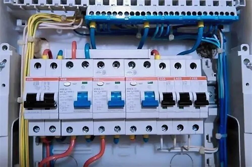 Правильное подключение автоматов в электрощитке Дифференциальный автоматический выключатель: какой установить?