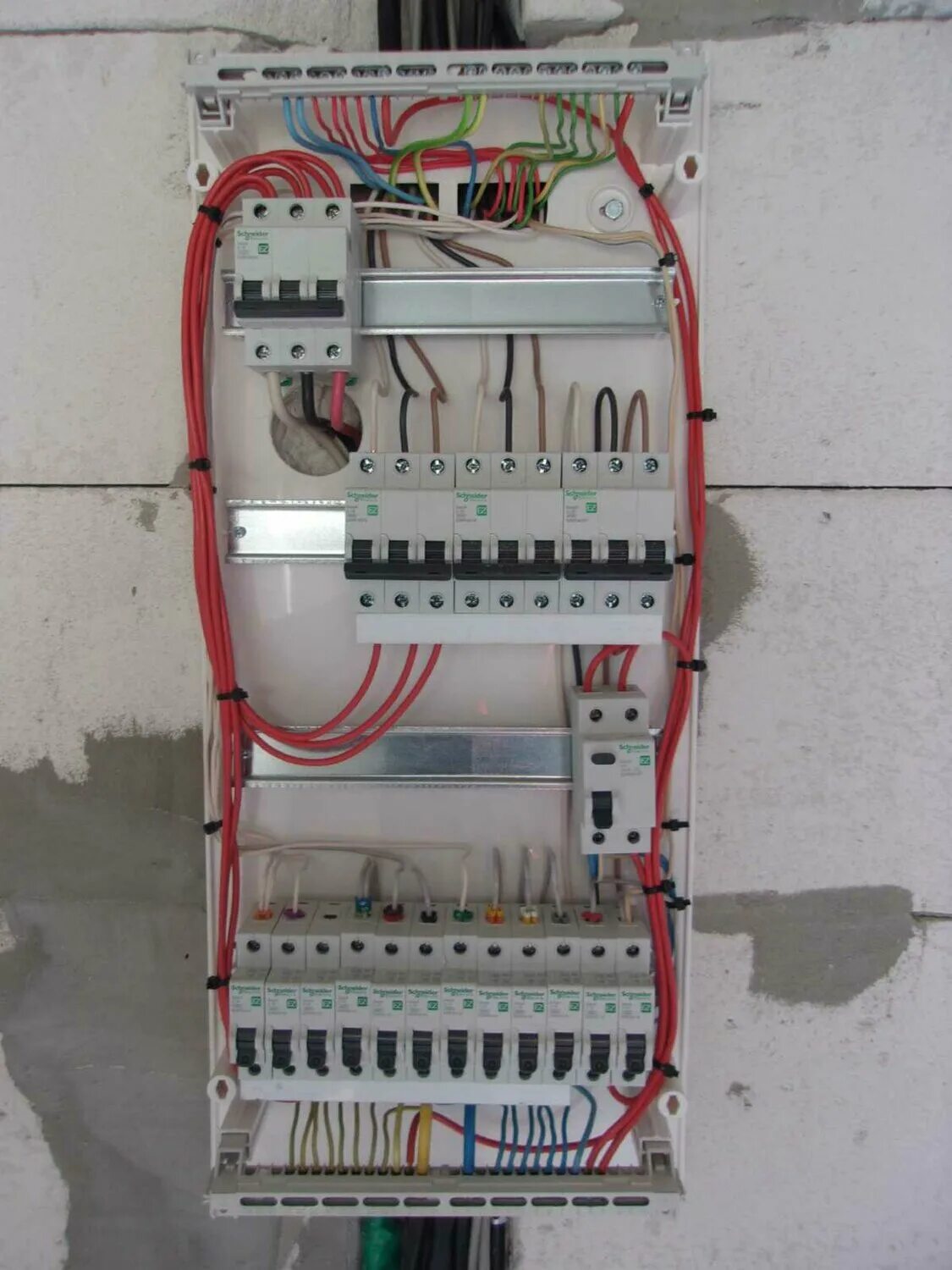 Правильное подключение щитка Установка розеток и выключателей в Красногорске - Электромонтажные работы - Ремо