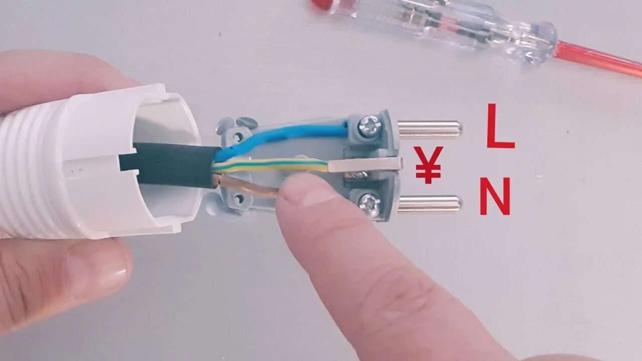 Правильное подключение вилки Как подключить вилку с заземлением..... - YouTube