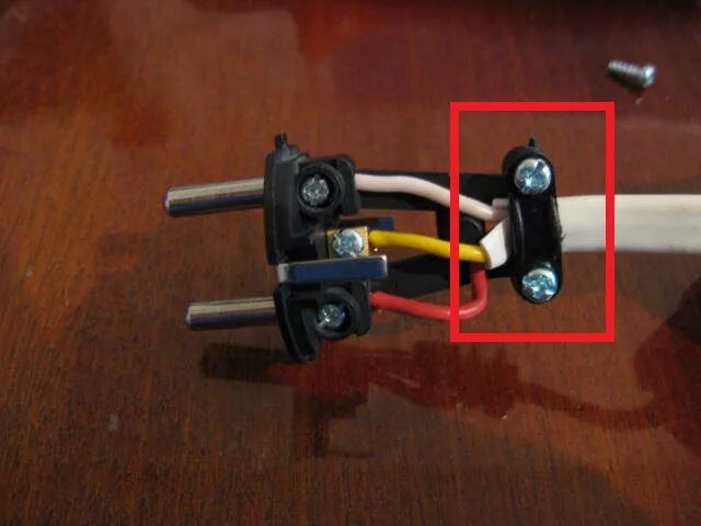 Правильное подключение вилки Ответы Mail.ru: Как прицепить провод-удленитель который идёт с тройника к вилке 