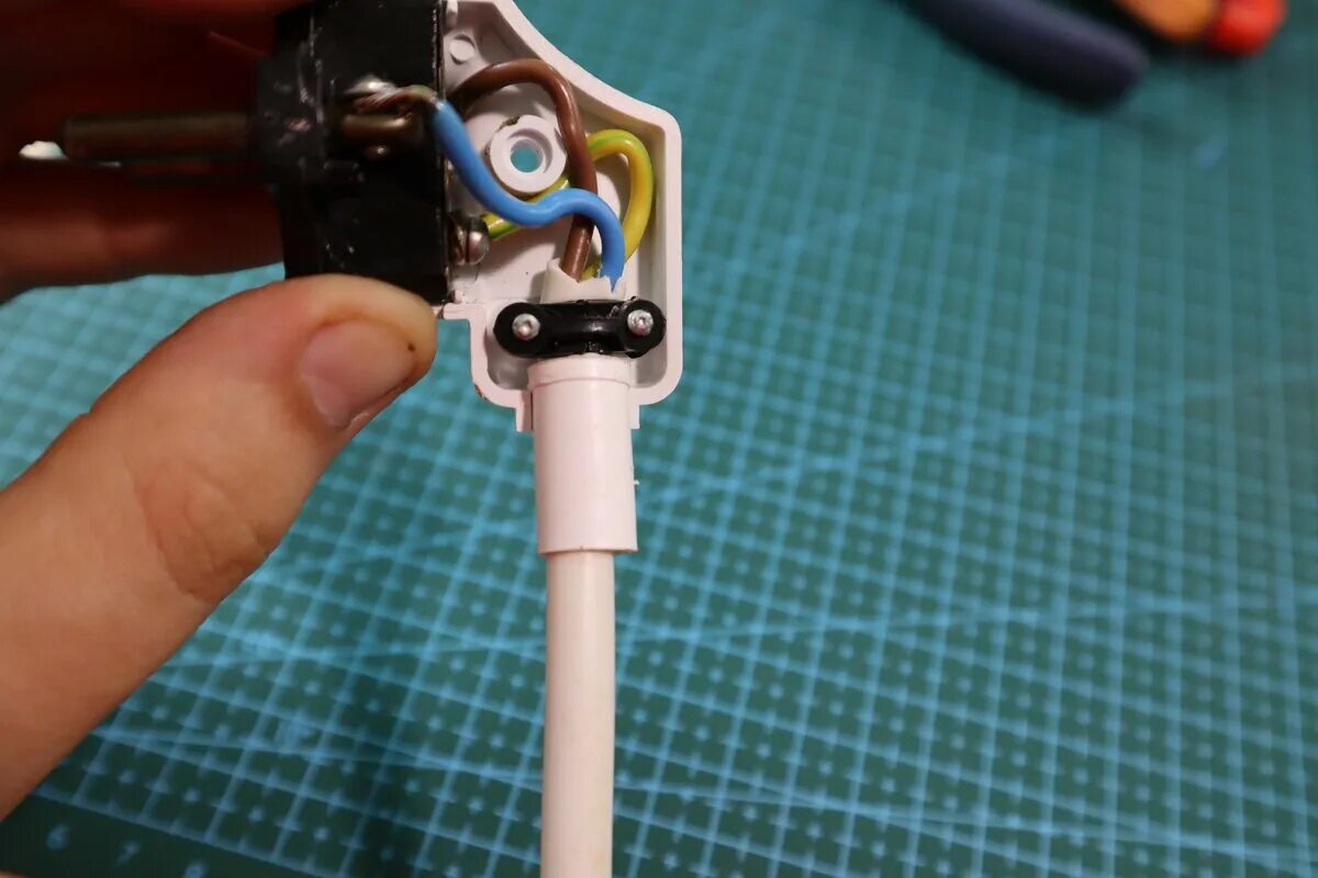 Правильное подключение вилки Как не надо подключать провода в вилке Энергофиксик Дзен