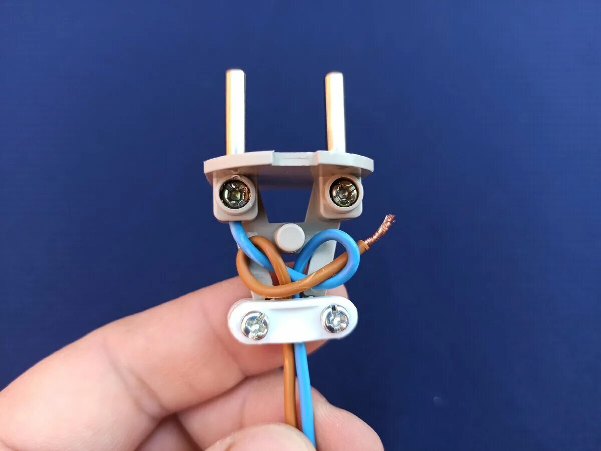 Правильное подключение вилки Как подключить провод к вилке, чтобы он крепко держался и не болтался Сделай Сам