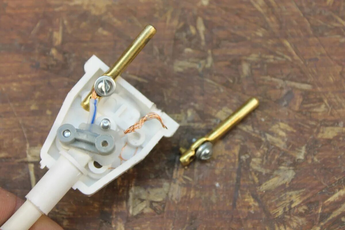 Правильное подключение вилки Новый способ подключения провода к вилке Генератор идей Дзен