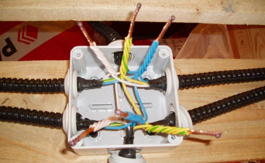 Правильное соединение проводов в распределительной коробке способы Соединение проводов в распределительной коробке
