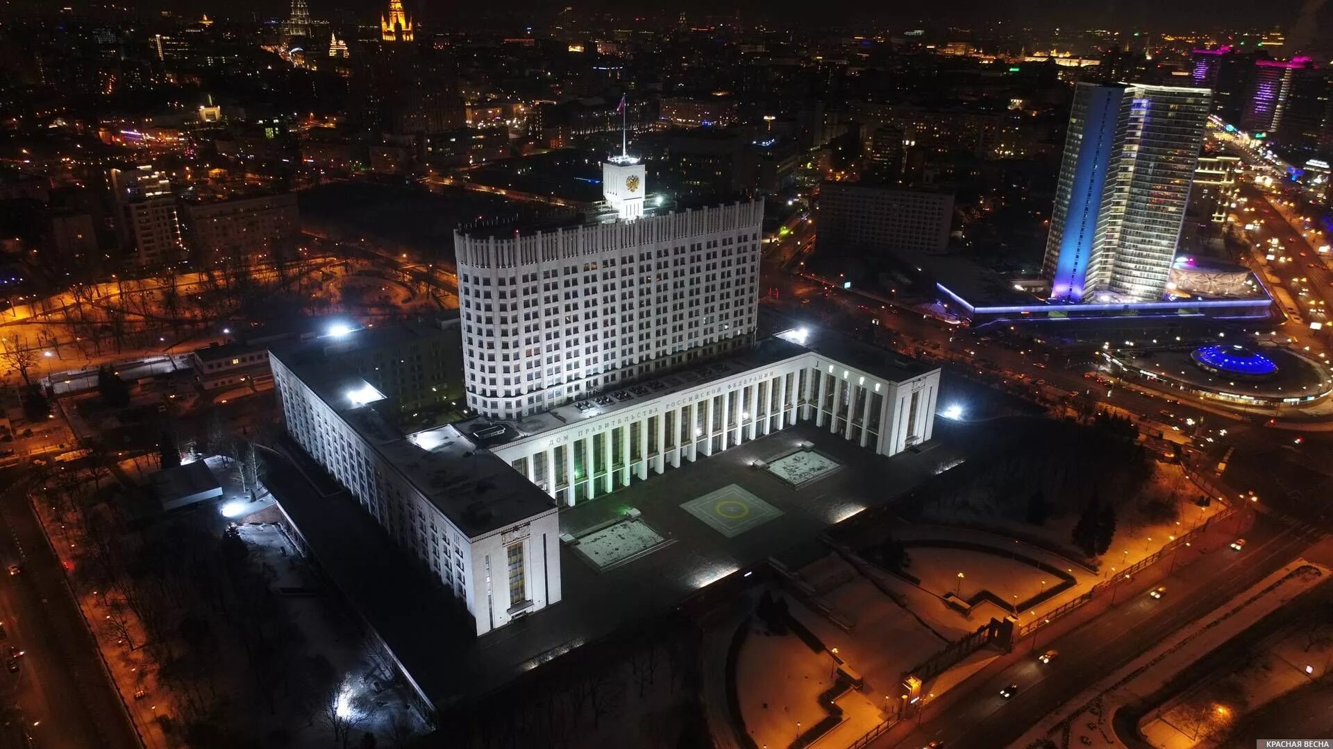 Правительственные здания в москве фото с названиями Малозарабатывающих граждан РФ могут освободить от налога - "Известия" ИА Красная