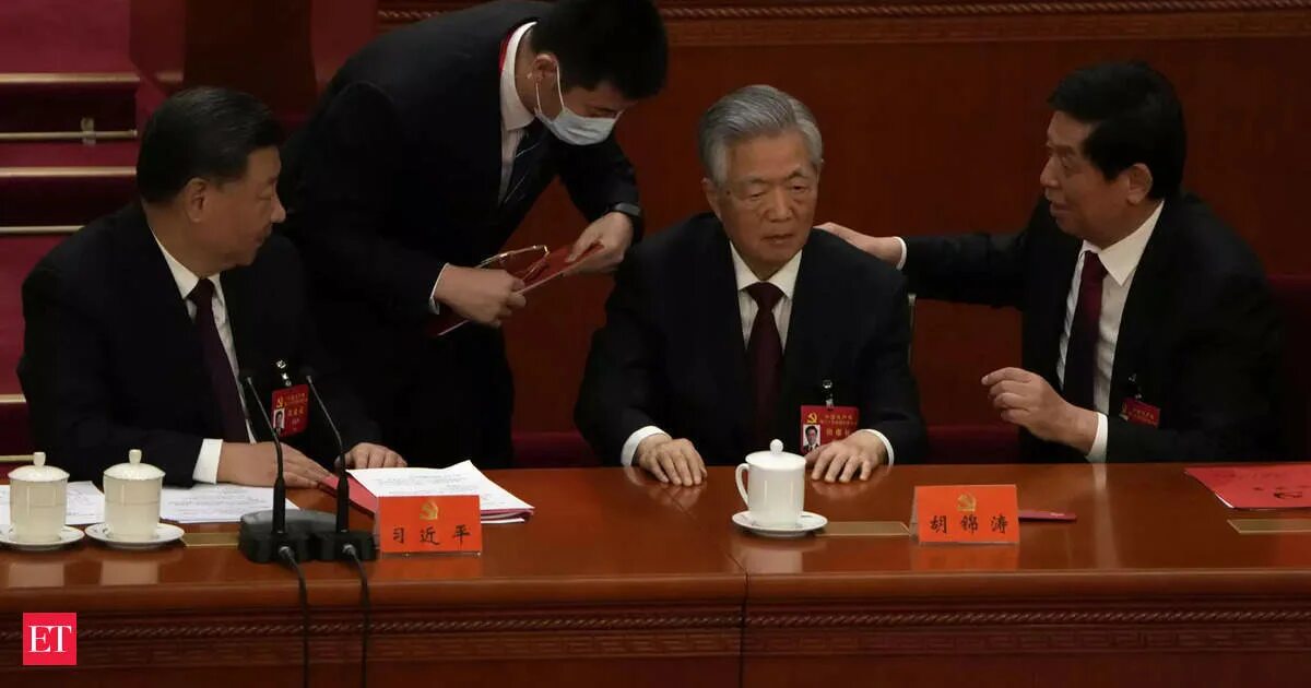 Правительство китая фото hu jintao: Former Chinese leader Hu Jintao, seated next to President Xi Jinping,