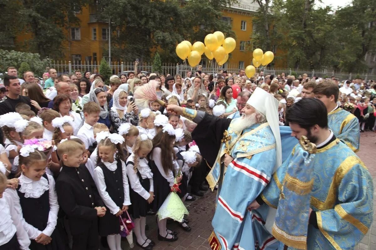 Православная гимназия липецк фото Правящий архиерей совершил молебное пение перед началом учения отроков в Правосл