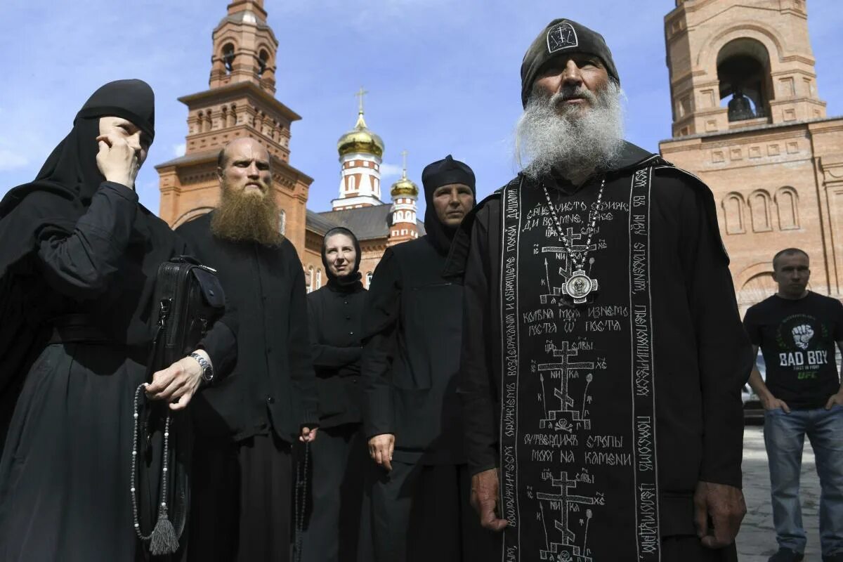 Православная россия фото Russian monk denying coronavirus takes control of monastery