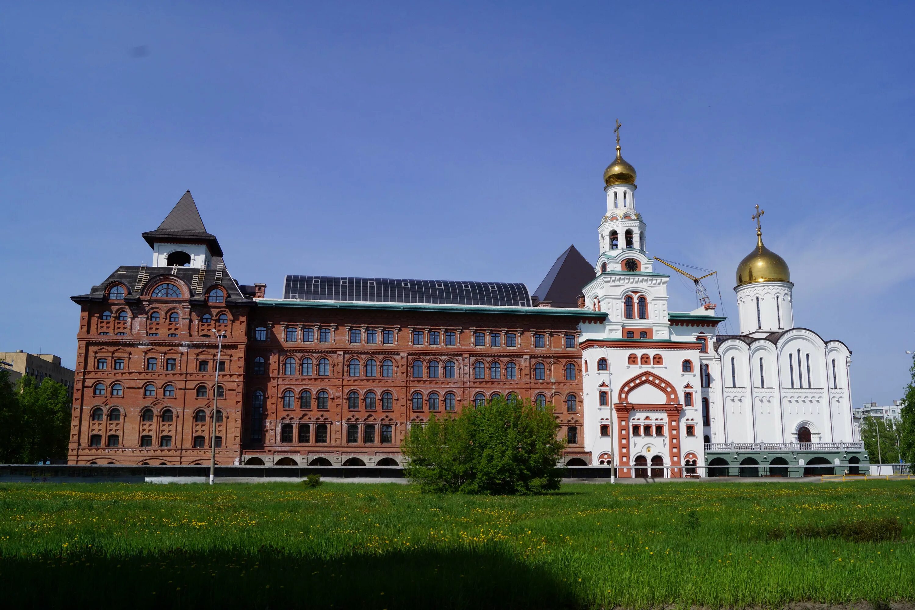 Православный институт тольятти фото Фото: Церковь Трех Святителей Великих при Поволжском православном институте, пра