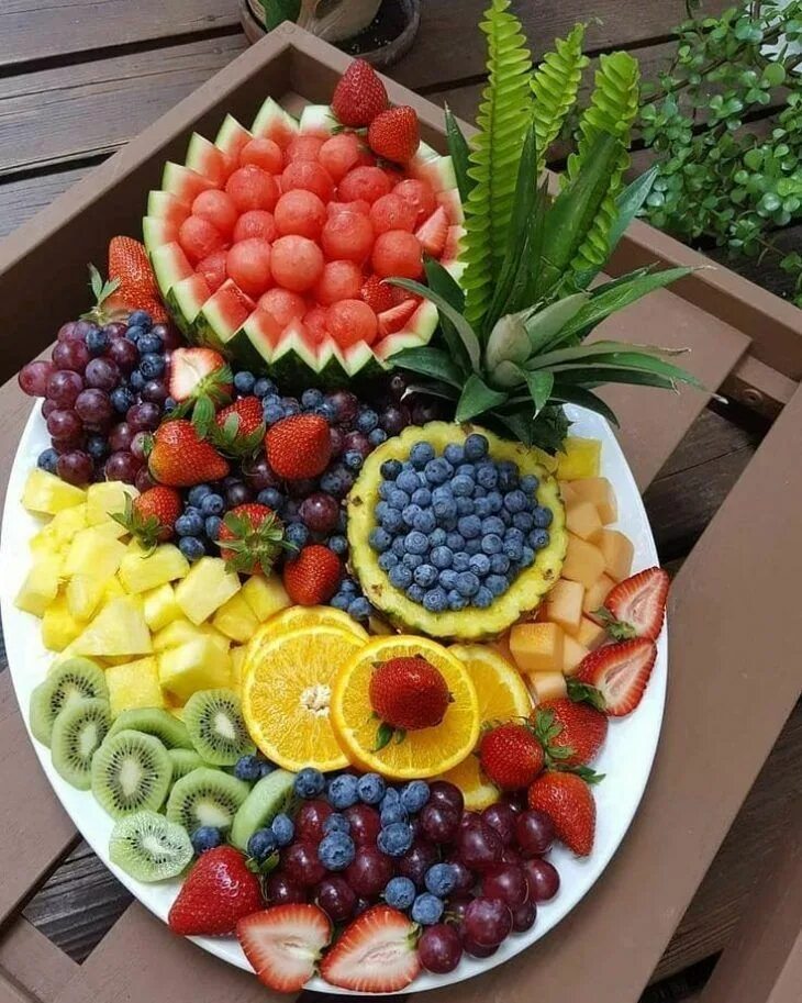 Праздничная фруктовая тарелка фото #decorate #decorate #flavors #flavors #colors #colors #kabobs #kabobs #fruit #ta