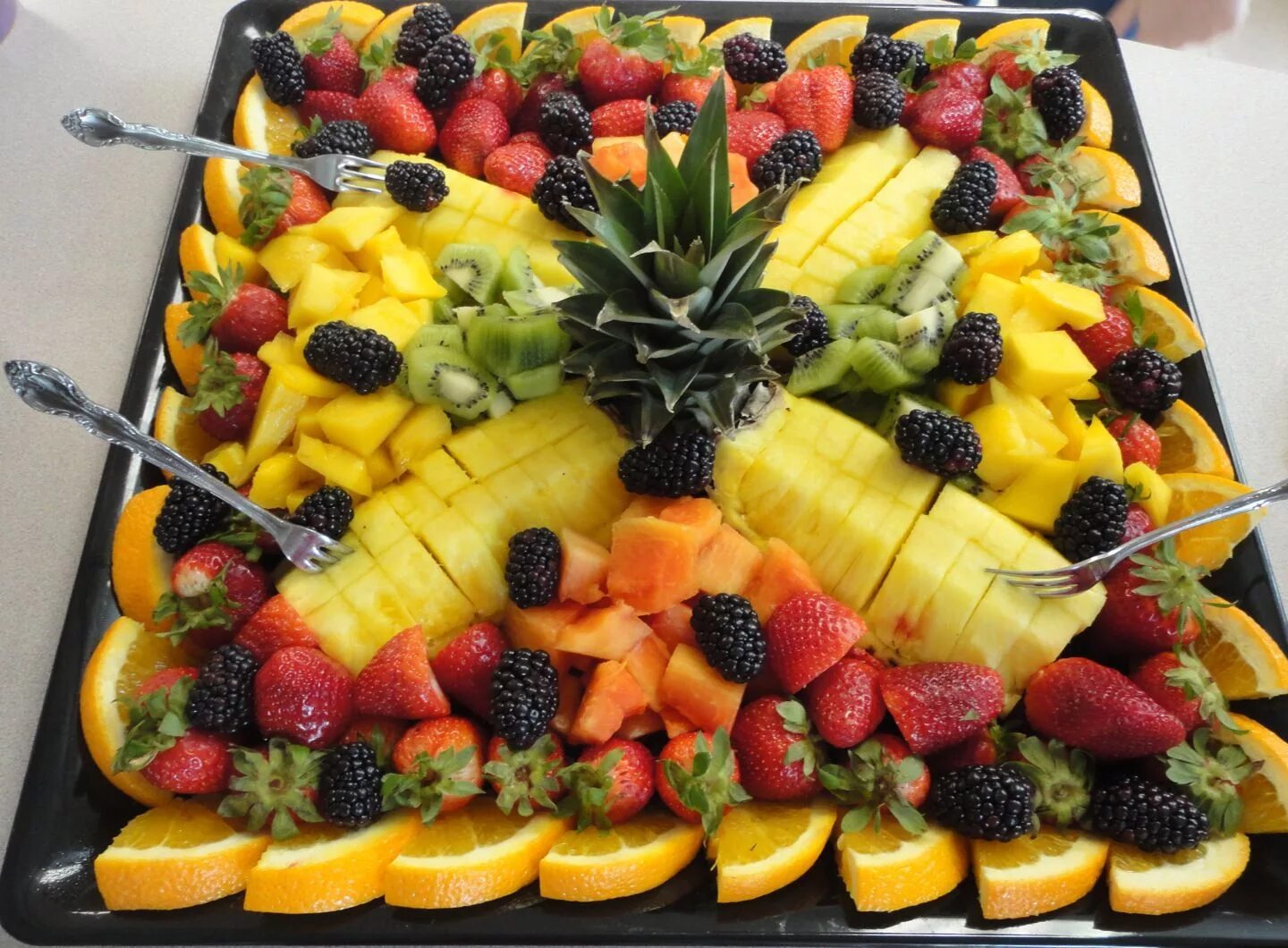 Праздничная фруктовая тарелка фото fruit tray with pineapple Fruit platter designs, Baby shower fruit, Baby shower 