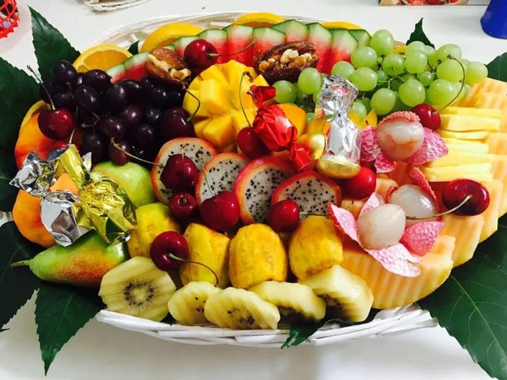 Праздничная фруктовая тарелка фото Pelach HaRimon - Fruit Platters and Baskets Fruit, Fruit platter, Food