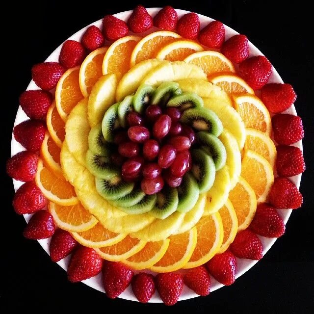 Праздничная нарезка фруктов фото Hanna Pak 희원 on Instagram: "Fruit platter for tonight's get together. Happy Satu